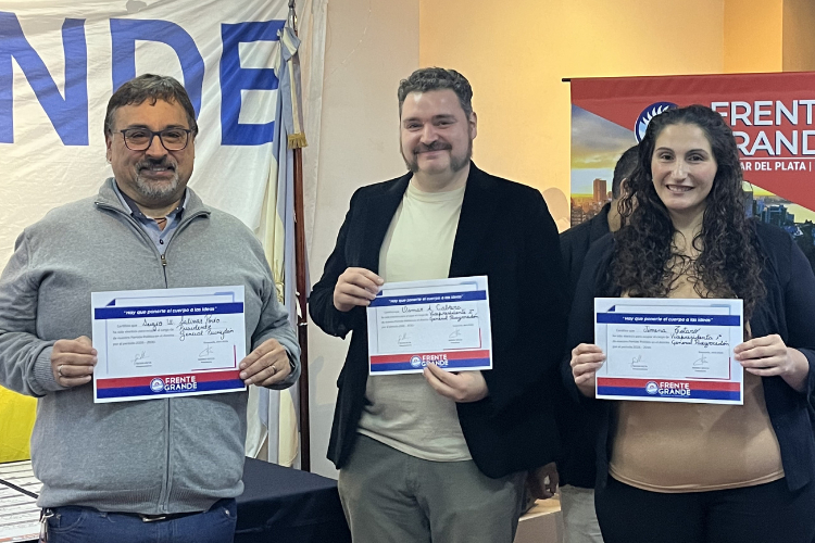 De izquierda a derecha: Sergio Salinas Porto (presidente del partido Frente Grande), Osmar "Oslo" Cabrera y Jimena Totaro (vicepresidentes)