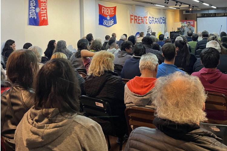 Militantes y asistentes reunidos durante el acto del Frente Grande
